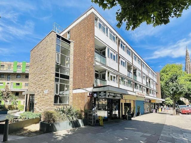 Flat for sale in Isle Of Dogs, Greater London