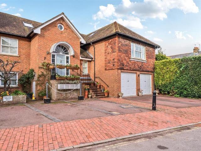Flat for sale in Arundel, Clapham