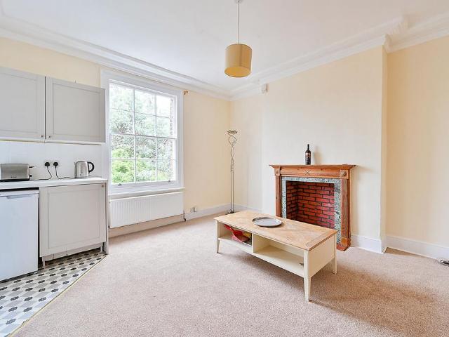 Flat for sale in Mortlake, Greater London