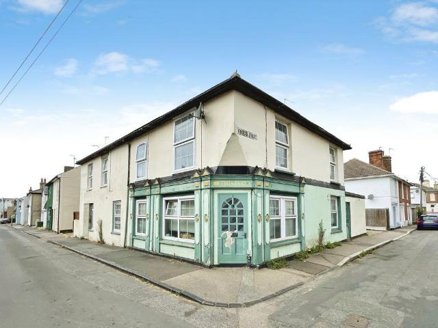 Flat for sale in Brightlingsea, Dale Hill