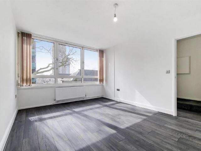 Flat for sale in Canary Wharf, Greater London