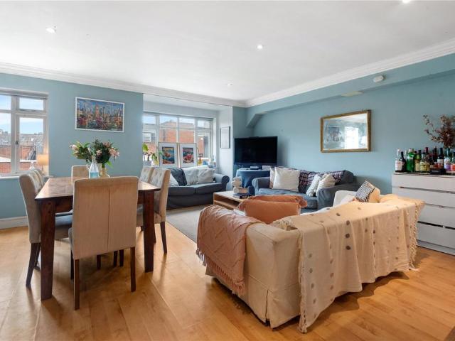 Flat for sale in Clapham Junction, Greater London
