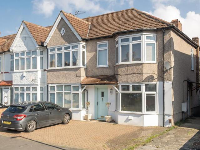 Flat for sale in London Borough of Merton, Mitcham