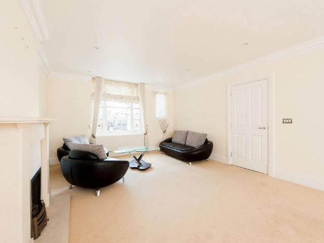 Flat for sale in Harrow On The Hill, Greater London