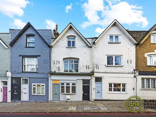 Flat for sale in Clapham Junction, Greater London