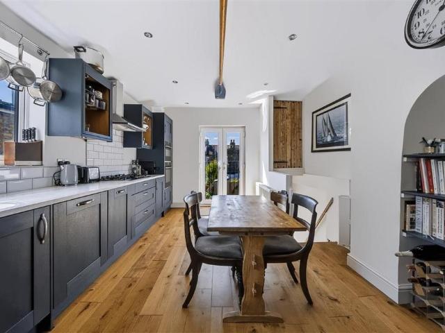 Flat for sale in Furzedown, Greater London
