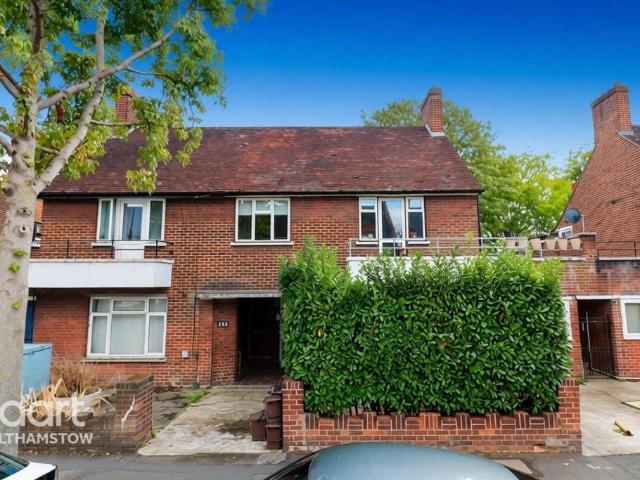 Flat for sale in Chapel End, Highams Park