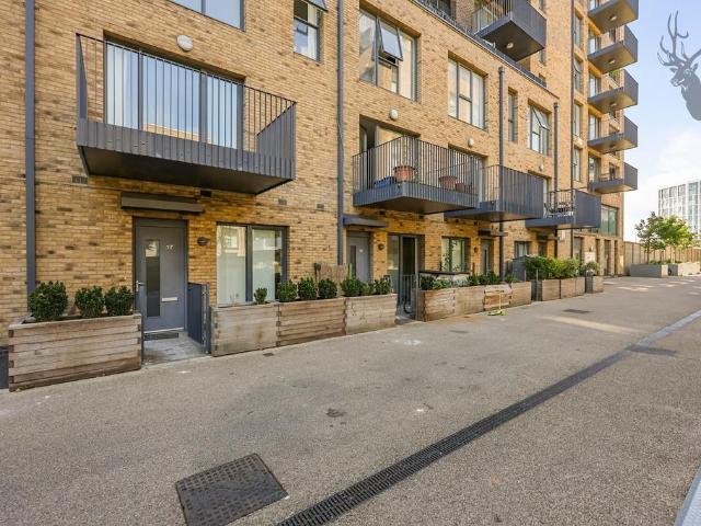 Flat for sale in Bromley-by-Bow, Bow