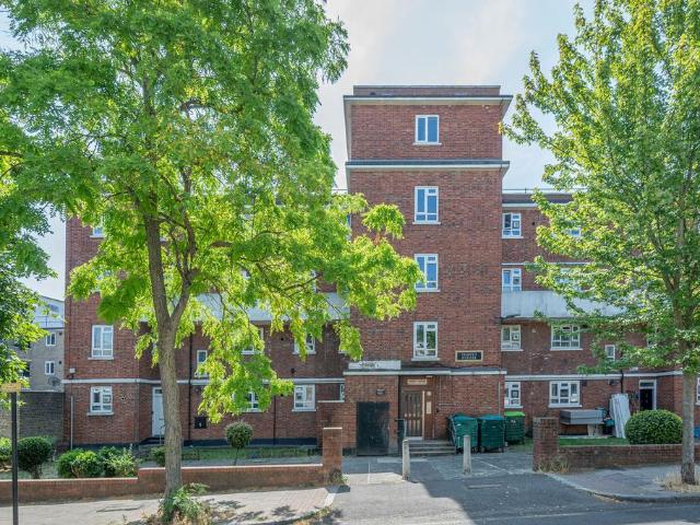 Flat for sale in West Norwood, Greater London