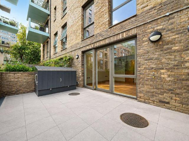 Flat for sale in Walworth, Greater London