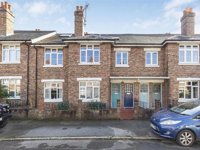 Flat for sale in Earlsfield, Greater London