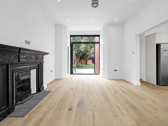 Flat for sale in Cricklewood, Greater London