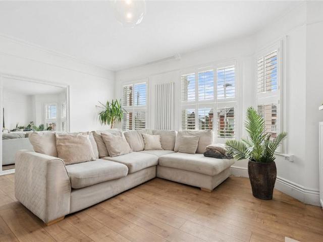 Flat for sale in Earlsfield, Greater London