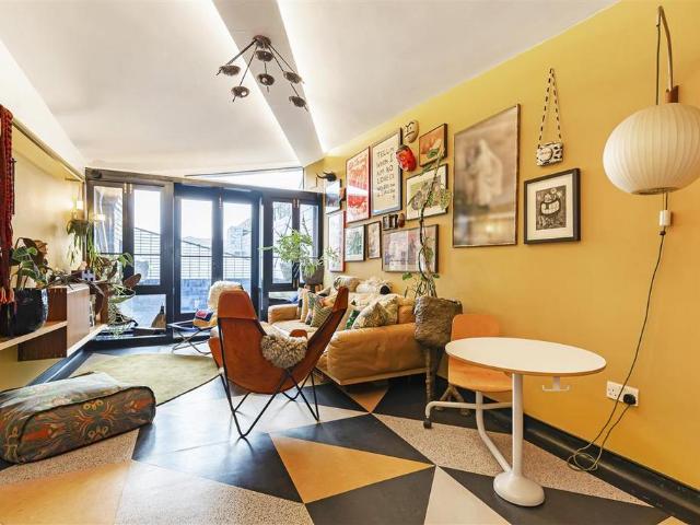 Flat for sale in Wandsworth, Greater London