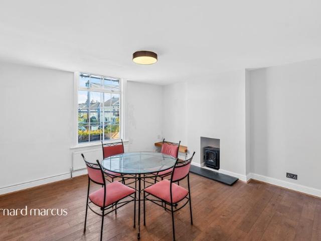 Flat for sale in Furzedown, Greater London