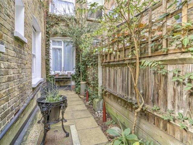 Maisonette for sale in Cat Hill