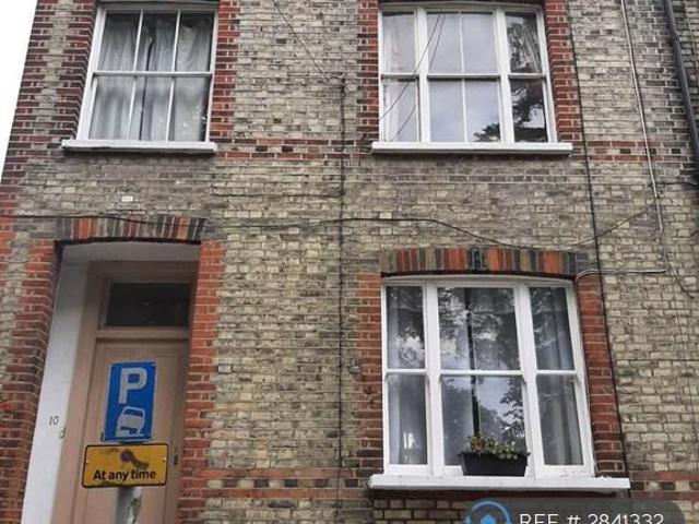 Flat for rent in Mortlake, Greater London