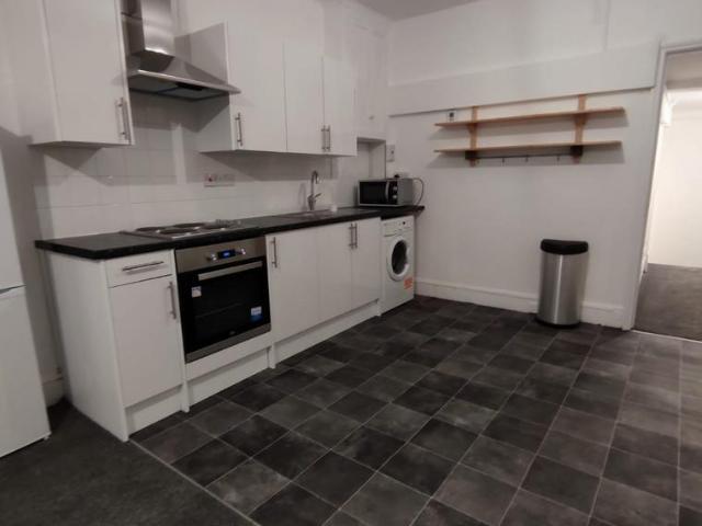 Flat for rent in Poplar Grove, Greater London
