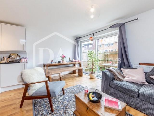 Flat for rent in Mile End, Greater London