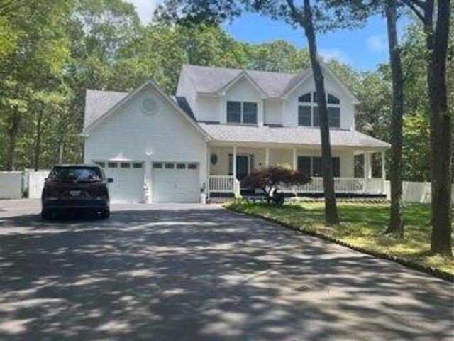 House for sale in Manorville