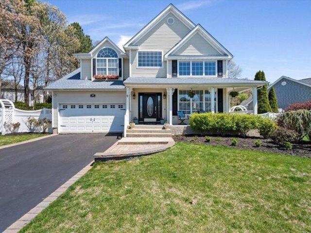 House for sale in Manorville