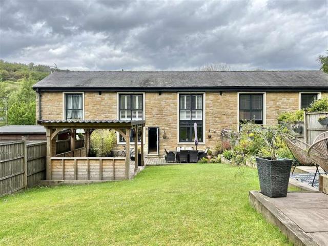 Townhouse for sale in Charlesworth