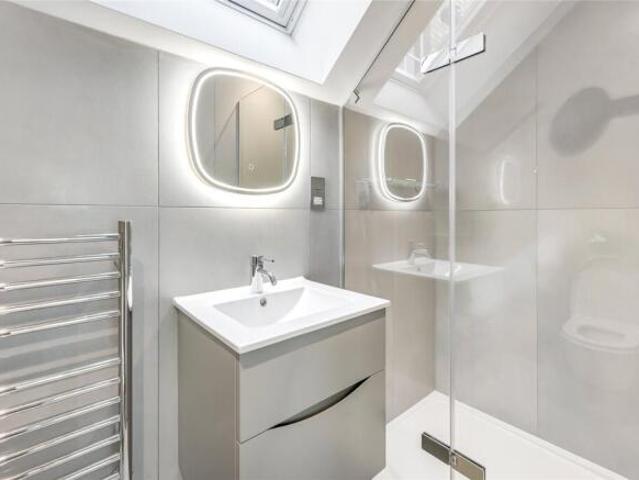 Townhouse for rent in Fulham, Greater London