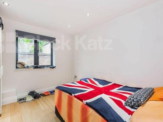 Townhouse for rent in Finsbury Park, Greater London