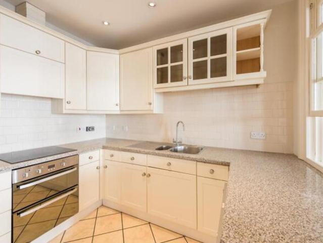 Townhouse for rent in Petersham, Greater London