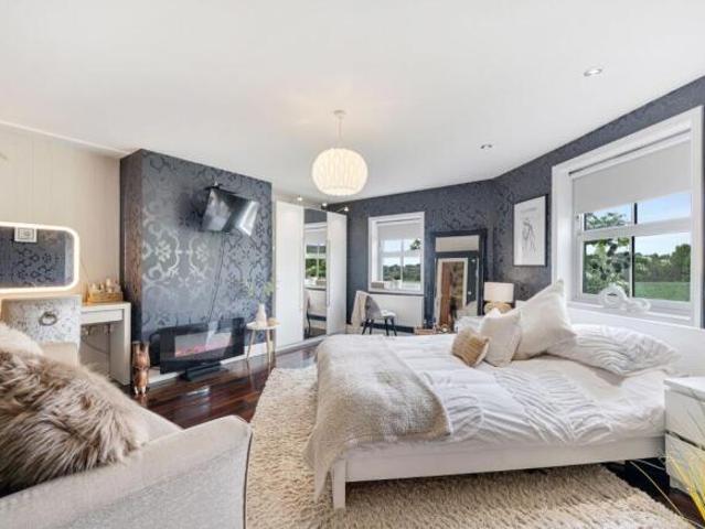 Townhouse for sale in Bradshaw, Lee Bank