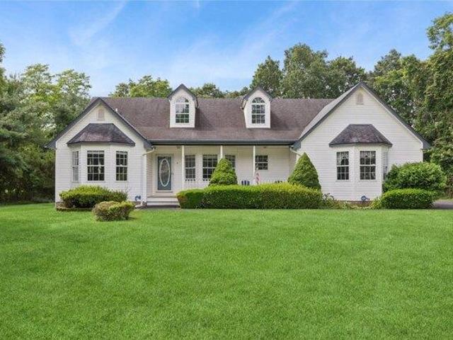 House for sale in Moriches
