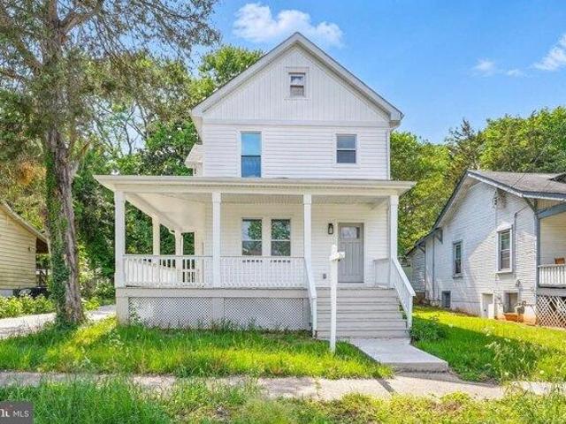 House for sale in Mount Rainier