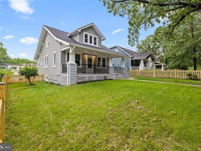 House for sale in Mount Rainier