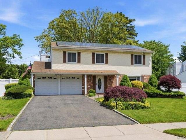 House for sale in Smithtown, New York