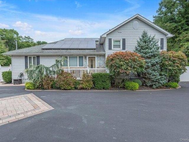 House for sale in Smithtown, New York