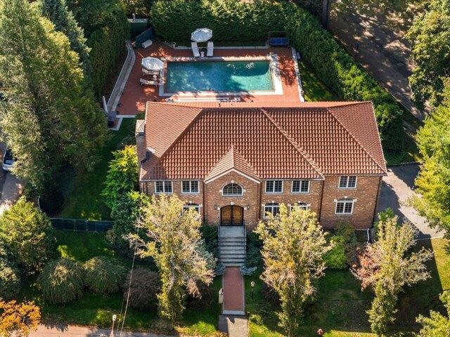 House for sale in Newton Centre, Newton
