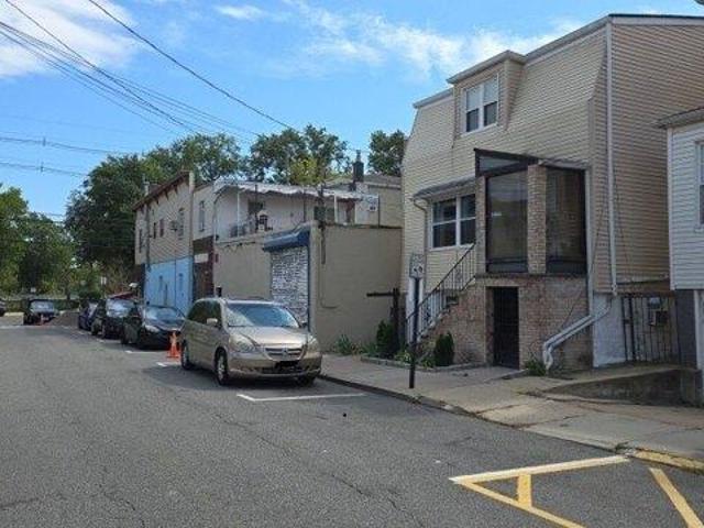 House for sale in Hudson Heights, North Bergen