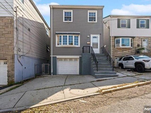 House for sale in New Durham, North Bergen