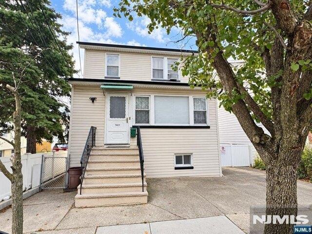 House for sale in Hudson Heights, North Bergen