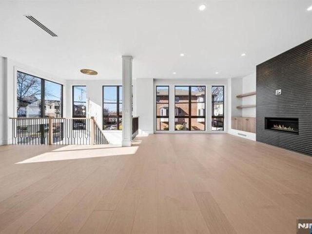 Condo for sale in Palisades Park, New Jersey