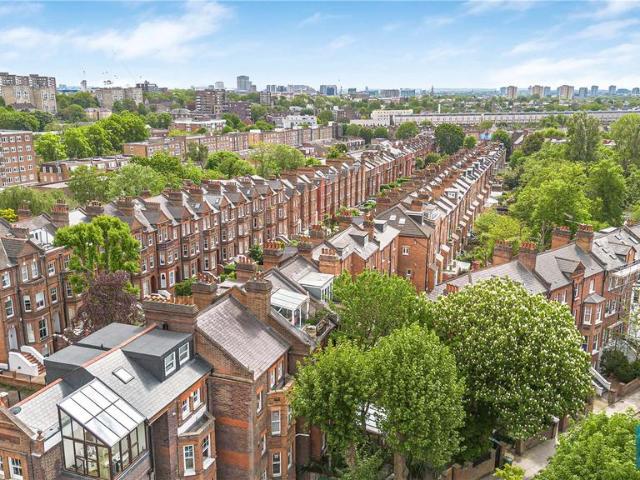 Flat for sale in Swiss Cottage, Greater London