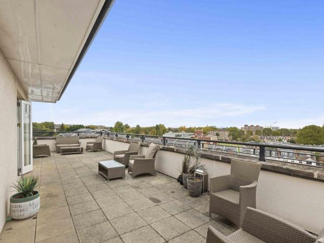 Flat for sale in Fulham, Greater London