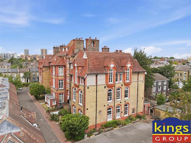 Flat for sale in Shacklewell, Greater London