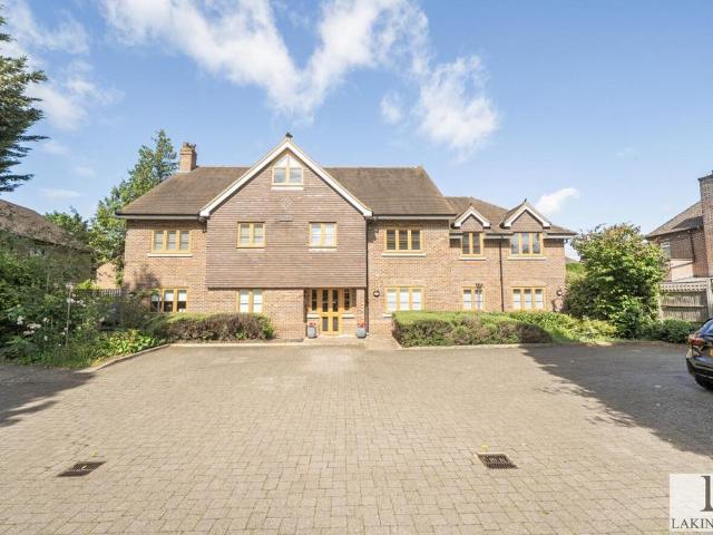 Flat for sale in Ickenham, Greater London