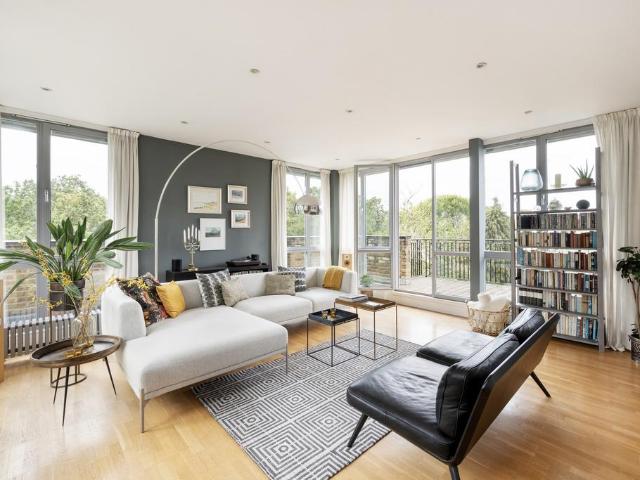 Flat for sale in Royal Borough of Greenwich, Greater London