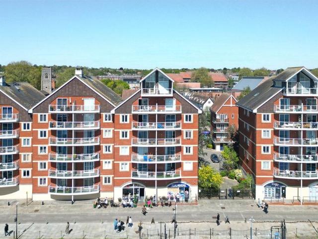 Flat for sale in Key Street, Suffolk