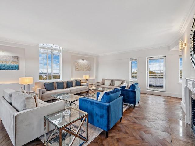 Flat for sale in Mayfair, Greater London