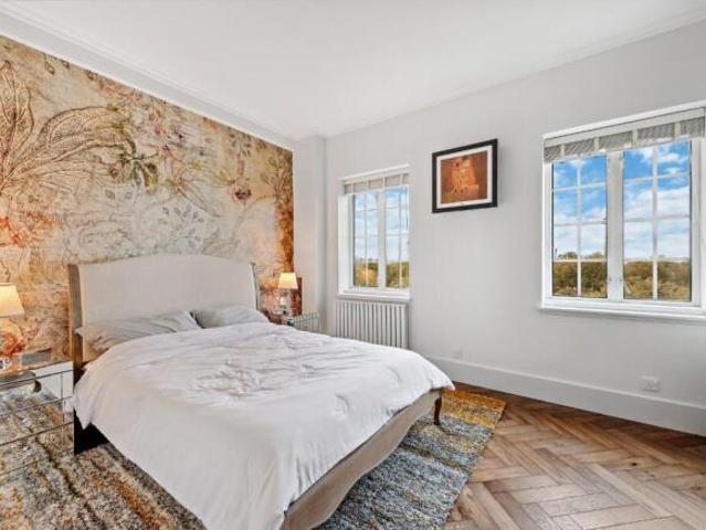 Apartment for sale in Five Acres, Hertfordshire
