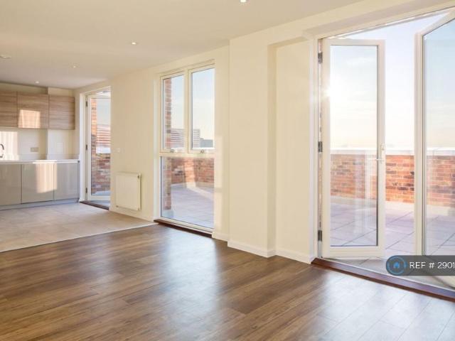 Flat for rent in London Borough of Ealing, Greater London