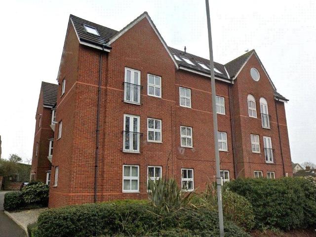 Flat for rent in Elm Park, Calderstones